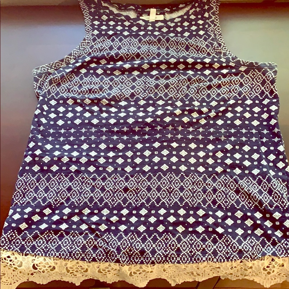 Beautiful summer top! 🌟☀️🦋